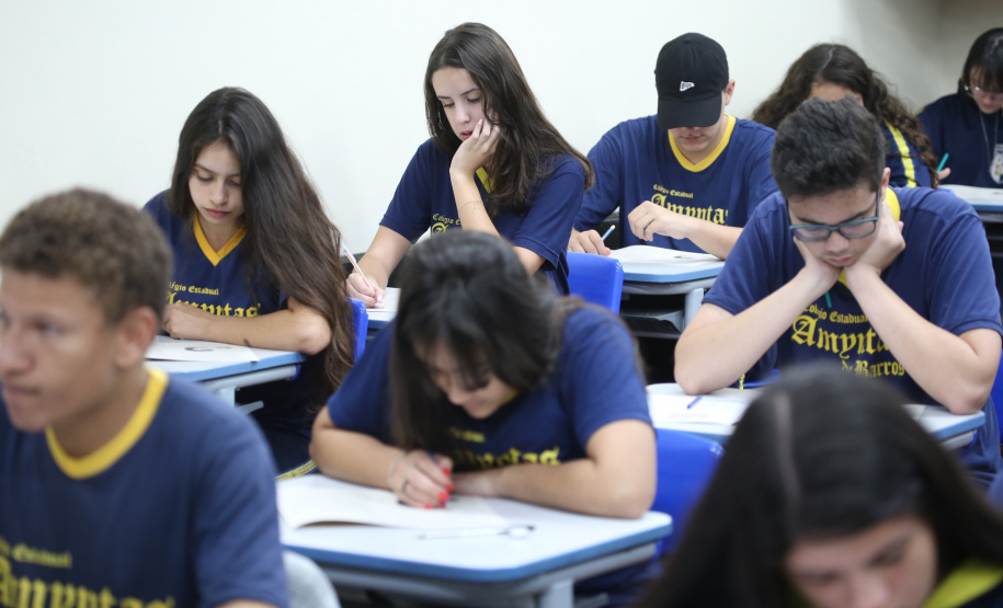 Uma verdadeira força-tarefa foi instalada nesta terça-feira (11) para a realização da segunda edição da Prova Paraná, avaliação diagnóstica desenvolvida pela Secretaria de Estado da Educação e do Esporte que é aplicada hoje em todas as escolas da rede estadual e nas escolas municipais de 398 cidades. Foto: José Fernando Ogura/ANPr
