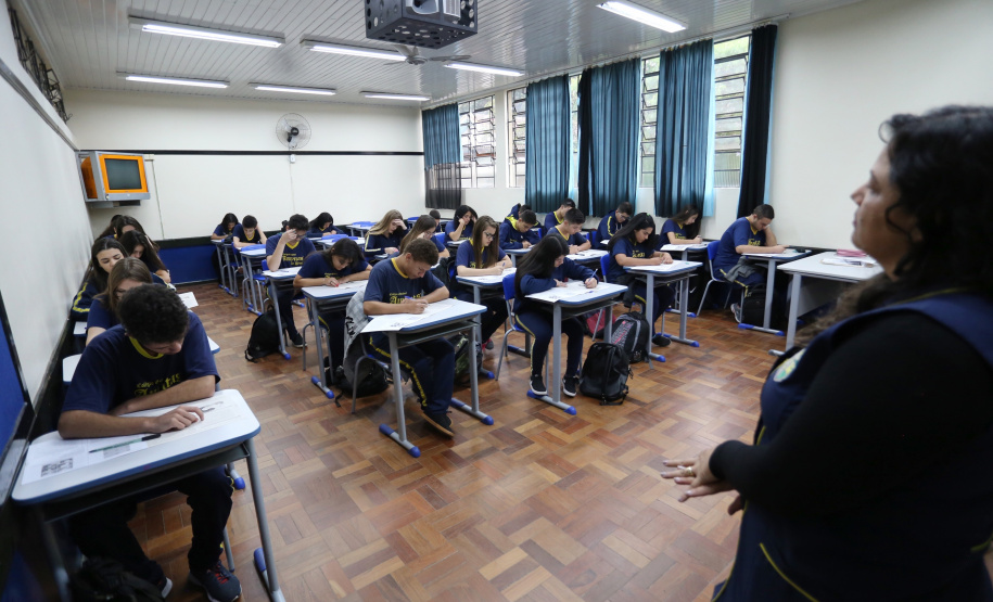 Uma verdadeira força-tarefa foi instalada nesta terça-feira (11) para a realização da segunda edição da Prova Paraná, avaliação diagnóstica desenvolvida pela Secretaria de Estado da Educação e do Esporte que é aplicada hoje em todas as escolas da rede estadual e nas escolas municipais de 398 cidades. Foto: José Fernando Ogura/ANPr