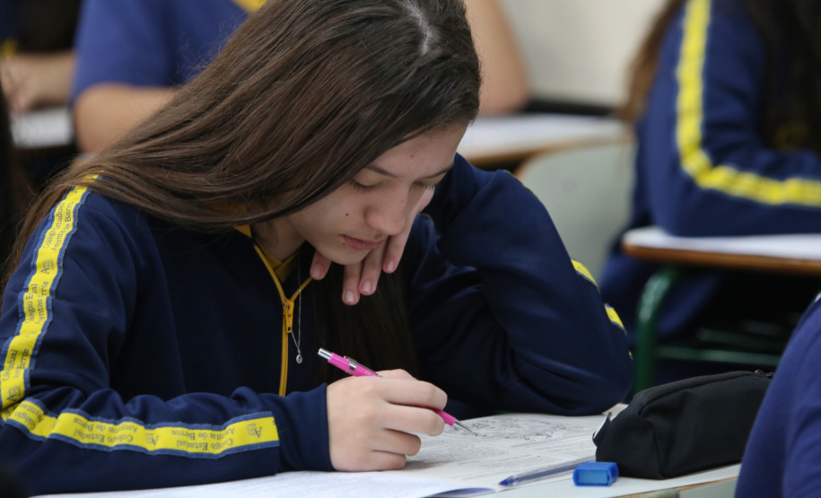 Uma verdadeira força-tarefa foi instalada nesta terça-feira (11) para a realização da segunda edição da Prova Paraná, avaliação diagnóstica desenvolvida pela Secretaria de Estado da Educação e do Esporte que é aplicada hoje em todas as escolas da rede estadual e nas escolas municipais de 398 cidades. Foto: José Fernando Ogura/ANPr