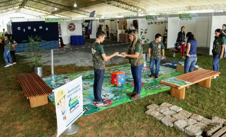 Aprender sobre sustentabilidade e ecologia com diversão e brincadeiras. Esta é a proposta dos Portos do Paraná para as ações da Semana do Meio Ambiente, que acontecem até o próximo sábado (15), no Aeroparque, em Paranaguá. Um grande jogo de tabuleiro leva os alunos da rede municipal e estadual de ensino para um passeio pela baía e desafia os conhecimentos de cada um sobre os temas.  -  Paranaguá, 11/-6/2019  -  Foto: Cláudio Neves/ANPr