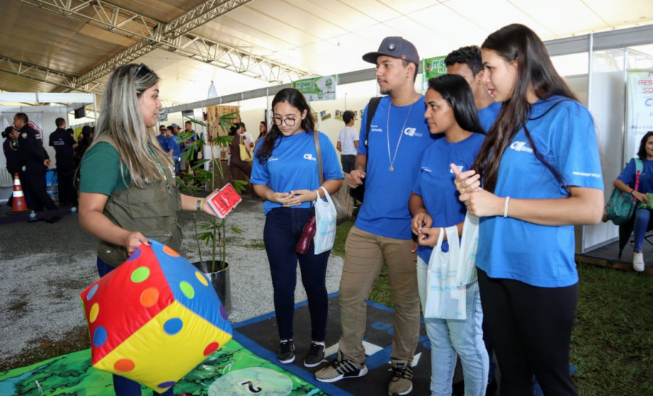 Aprender sobre sustentabilidade e ecologia com diversão e brincadeiras. Esta é a proposta dos Portos do Paraná para as ações da Semana do Meio Ambiente, que acontecem até o próximo sábado (15), no Aeroparque, em Paranaguá. Um grande jogo de tabuleiro leva os alunos da rede municipal e estadual de ensino para um passeio pela baía e desafia os conhecimentos de cada um sobre os temas.  -  Paranaguá, 11/-6/2019  -  Foto: Cláudio Neves/ANPr