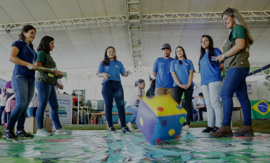 Aprender sobre sustentabilidade e ecologia com diversão e brincadeiras. Esta é a proposta dos Portos do Paraná para as ações da Semana do Meio Ambiente, que acontecem até o próximo sábado (15), no Aeroparque, em Paranaguá. Um grande jogo de tabuleiro leva os alunos da rede municipal e estadual de ensino para um passeio pela baía e desafia os conhecimentos de cada um sobre os temas.  -  Paranaguá, 11/-6/2019  -  Foto: Cláudio Neves/ANPr