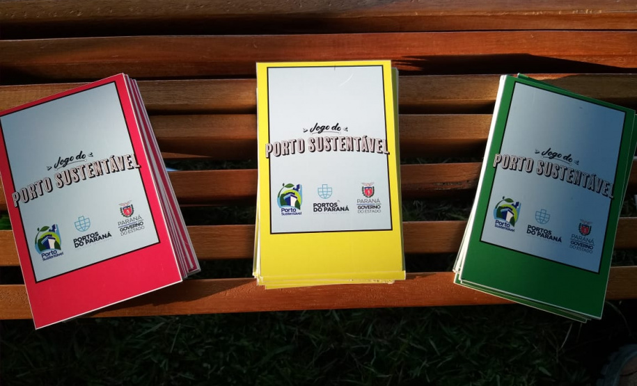 Aprender sobre sustentabilidade e ecologia com diversão e brincadeiras. Esta é a proposta dos Portos do Paraná para as ações da Semana do Meio Ambiente, que acontecem até o próximo sábado (15), no Aeroparque, em Paranaguá. Um grande jogo de tabuleiro leva os alunos da rede municipal e estadual de ensino para um passeio pela baía e desafia os conhecimentos de cada um sobre os temas.  -  Paranaguá, 11/-6/2019  -  Foto: Cláudio Neves/ANPr