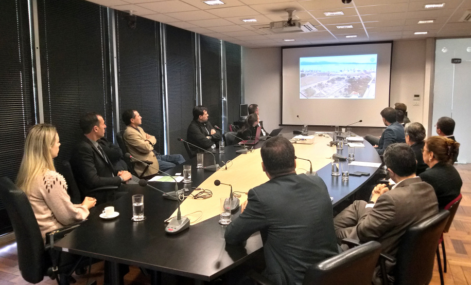 A Administração dos Portos do Paraná vai retomar os estudos para implantação do sistema unificado de identificação, rastreamento e autenticação de mercadorias no Estado. O diretor-presidente Luiz Fernando Garcia participou nesta terça-feira (11) do 3º Workshop Brasil ID Smart Port, na sede do Ministério Público do Estado, em Curitiba.  - Curitiba, 11/06/2019  -  Foto: Cláudio Neves/APPA