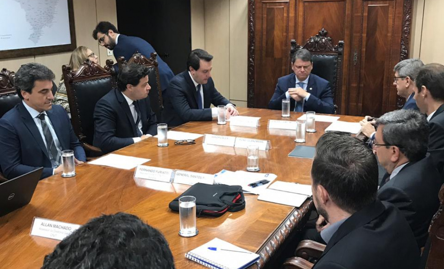 O governador Carlos Massa Ratinho Junior e o secretário de Infraestrutura e Logística, Sandro Alex, também se encontraram com o ministro da Infraestrutura, Tarcísio Freitas. Trataram sobre dois processos de extrema importância para a logística do Estado. Foto: Divulgação