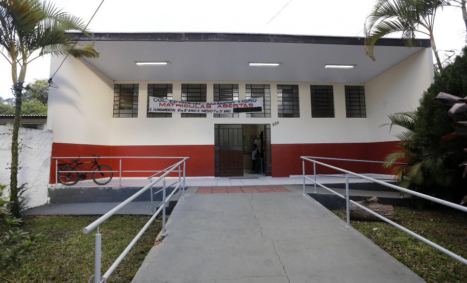 Colégio Estadual Amâncio Moro. N/F: instalação de corrimões.Curitiba, 06-06-19.Foto: Arnaldo Alves / ANPr.