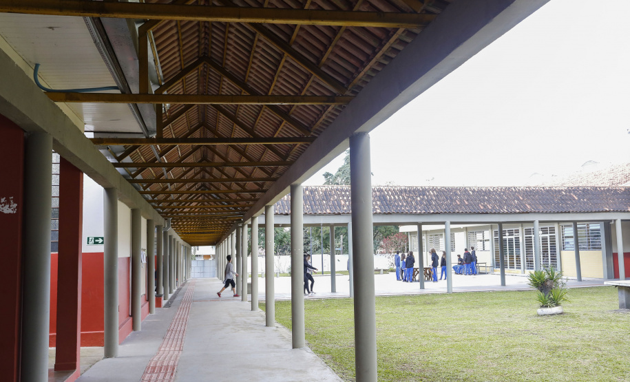Colégio Estadual Amâncio Moro. N/F: construção de cobertura.Curitiba, 06-06-19.Foto: Arnaldo Alves / ANPr.