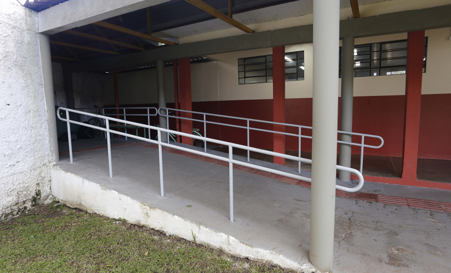 Colégio Estadual Amâncio Moro. N/F: instalação de corrimões.Curitiba, 06-06-19.Foto: Arnaldo Alves / ANPr.