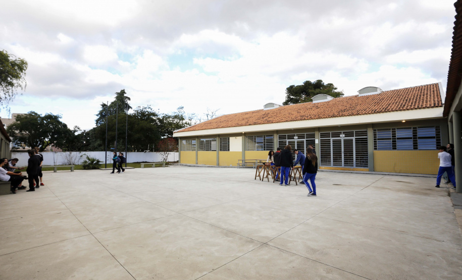 Colégio Estadual Amâncio Moro. N/F: calçada e contrução de novas salas.Curitiba, 06-06-19.Foto: Arnaldo Alves / ANPr.