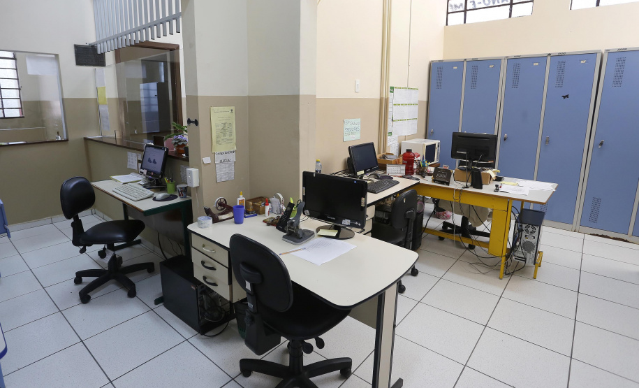 Colégio Estadual Amâncio Moro. N/F: abertura de parede e troca de piso.Curitiba, 06-06-19.Foto: Arnaldo Alves / ANPr.