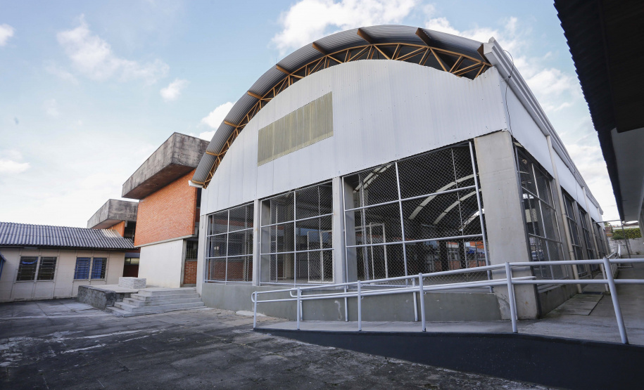 Colégio Estadual Doraci Cezarino. N/F: alambrado e cobertura da quadra de esportes.Curitiba, 06-06-19.Foto: Arnaldo Alves / ANPr.