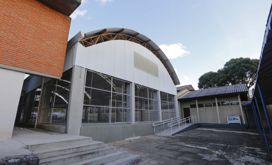 Colégio Estadual Doraci Cezarino. N/F: alambrado e cobertura da quadra de esportes.Curitiba, 06-06-19.Foto: Arnaldo Alves / ANPr.