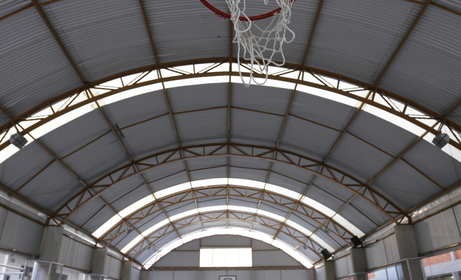 Colégio Estadual Doraci Cezarino. N/F: alambrado e cobertura da quadra de esportes.Curitiba, 06-06-19.Foto: Arnaldo Alves / ANPr.