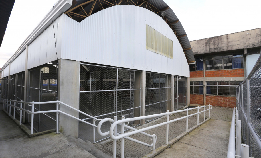 Colégio Estadual Doraci Cezarino. N/F: alambrado e cobertura da quadra de esportes.Curitiba, 06-06-19.Foto: Arnaldo Alves / ANPr.