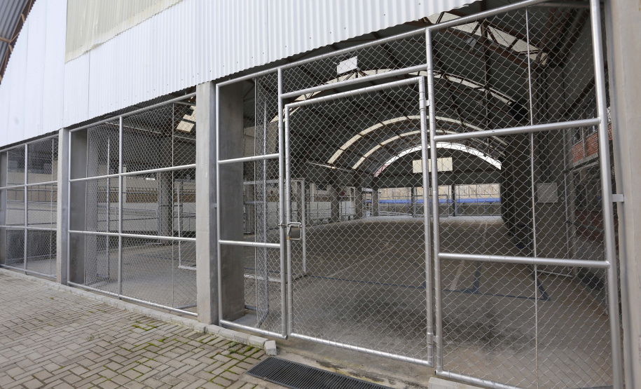 Colégio Estadual Doraci Cezarino. N/F: alambrado e cobertura da quadra de esportes.Curitiba, 06-06-19.Foto: Arnaldo Alves / ANPr.