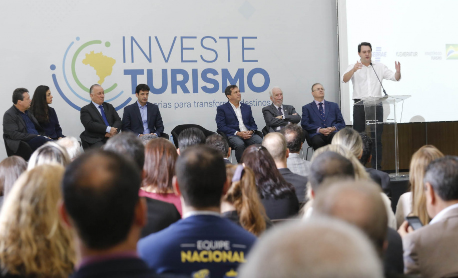 Governador Carlos Massa Ratinho Junior participa do seminário  do programa Investe Turismo, em Foz do Iguaçu. Foto: Arnaldo Alves/ANPr