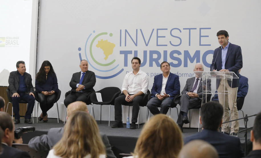 Governador Carlos Massa Ratinho Junior participa do seminário  do programa Investe Turismo, em Foz do Iguaçu. Na foto, o ministro do Turismo, Marcelo Álvaro Antônio. Foto: Arnaldo Alves/ANPr