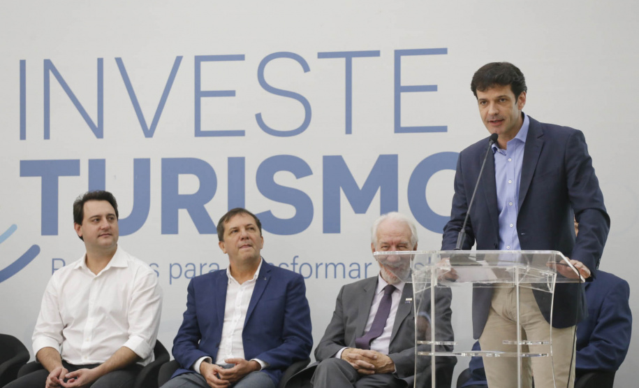 Governador Carlos Massa Ratinho Junior participa do seminário  do programa Investe Turismo, em Foz do Iguaçu. Na foto, o ministro do Turismo, Marcelo Álvaro Antônio. Foto: Arnaldo Alves/ANPr