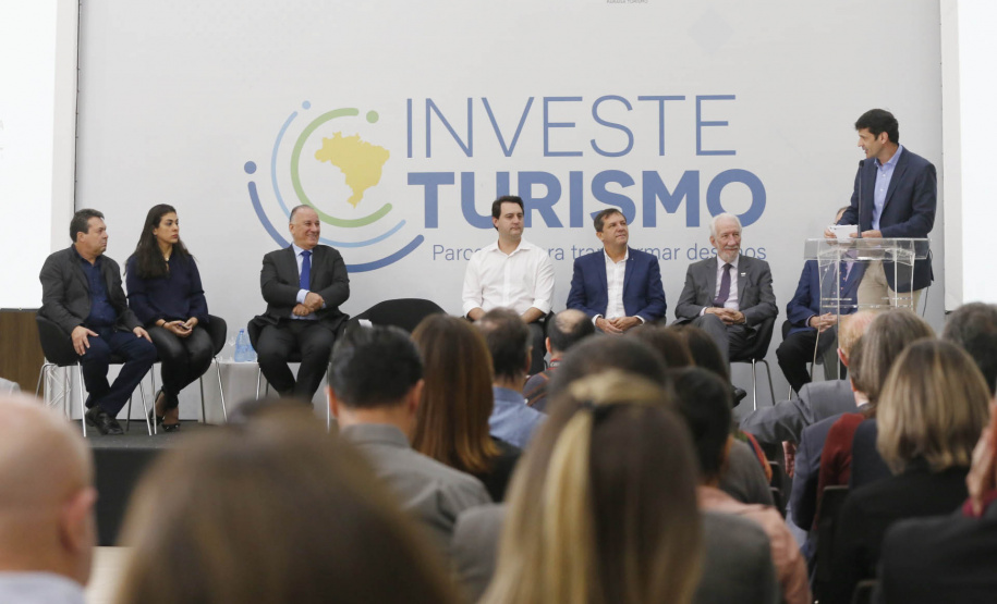 Governador Carlos Massa Ratinho Junior participa do seminário  do programa Investe Turismo, em Foz do Iguaçu. Na foto, o ministro do Turismo, Marcelo Álvaro Antônio. Foto: Arnaldo Alves/ANPr