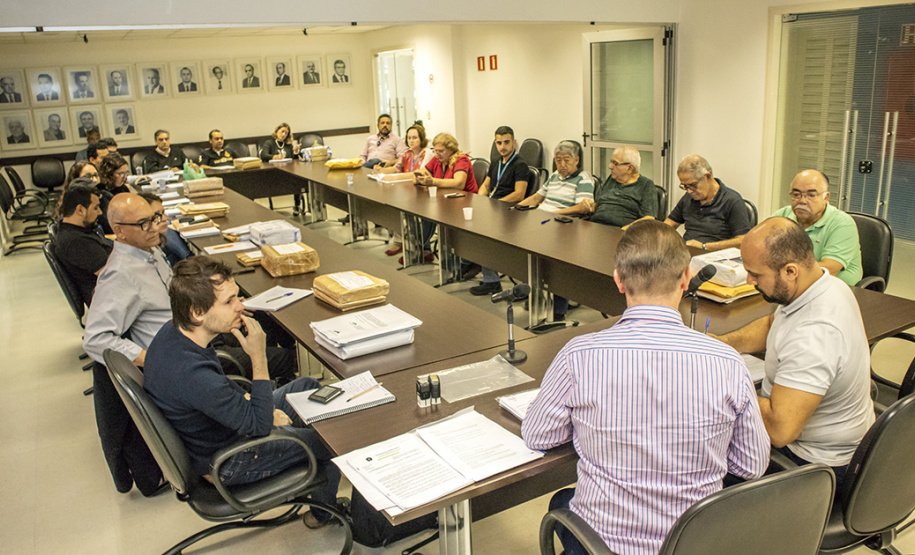 A Diretoria de Engenharia e Manutenção dos Portos do Paraná já analisa as propostas técnicas que concorrem para desenvolver o projeto executivo da avenida Ayrton Senna da Silva. O projeto é para restauração e ampliação da capacidade do trecho urbano, com 8,1 quilômetros de extensão, entre a continuação da BR 277 e o Porto de Paranaguá.   p  Paranaguá, 12/06/2019  -  Foto: Cláudio Neves/APPA