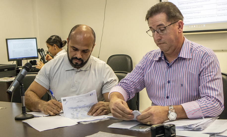 A Diretoria de Engenharia e Manutenção dos Portos do Paraná já analisa as propostas técnicas que concorrem para desenvolver o projeto executivo da avenida Ayrton Senna da Silva. O projeto é para restauração e ampliação da capacidade do trecho urbano, com 8,1 quilômetros de extensão, entre a continuação da BR 277 e o Porto de Paranaguá.   p  Paranaguá, 12/06/2019  -  Foto: Cláudio Neves/APPA