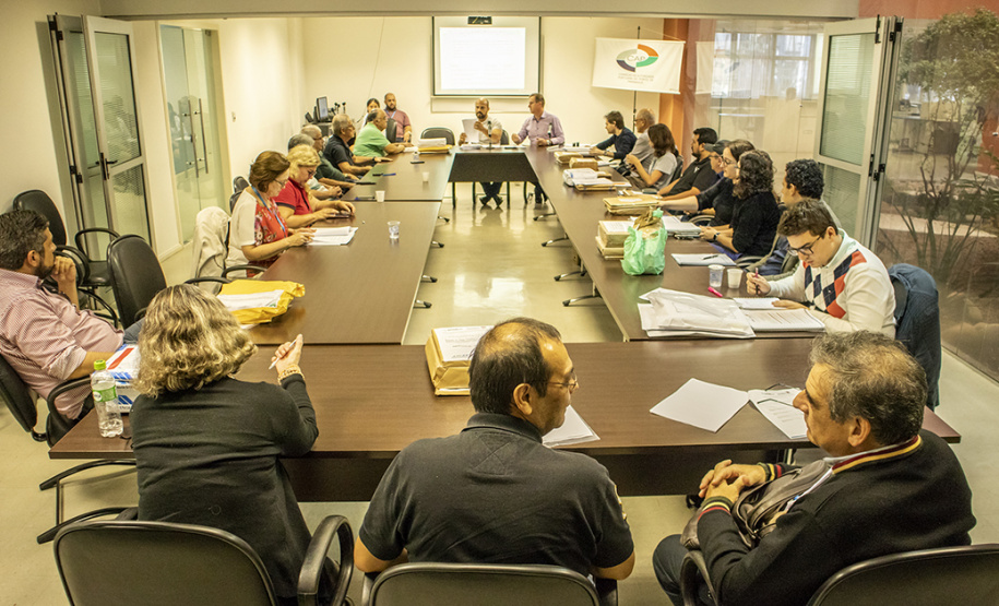 A Diretoria de Engenharia e Manutenção dos Portos do Paraná já analisa as propostas técnicas que concorrem para desenvolver o projeto executivo da avenida Ayrton Senna da Silva. O projeto é para restauração e ampliação da capacidade do trecho urbano, com 8,1 quilômetros de extensão, entre a continuação da BR 277 e o Porto de Paranaguá.   p  Paranaguá, 12/06/2019  -  Foto: Cláudio Neves/APPA