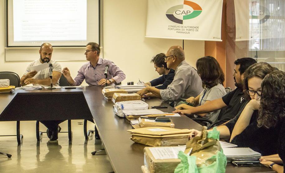 A Diretoria de Engenharia e Manutenção dos Portos do Paraná já analisa as propostas técnicas que concorrem para desenvolver o projeto executivo da avenida Ayrton Senna da Silva. O projeto é para restauração e ampliação da capacidade do trecho urbano, com 8,1 quilômetros de extensão, entre a continuação da BR 277 e o Porto de Paranaguá.   p  Paranaguá, 12/06/2019  -  Foto: Cláudio Neves/APPA