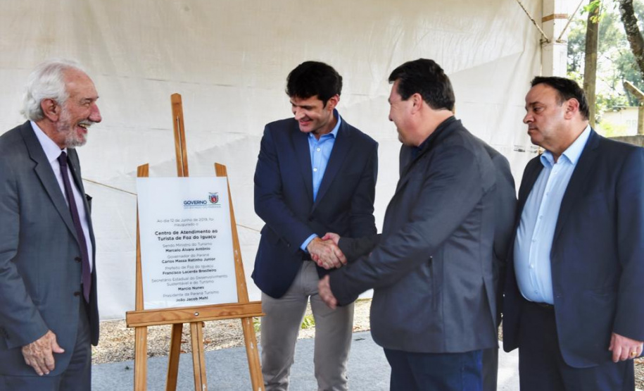 O vice governador do Paraná Darci Piana participou na tarde dessa quarta feira (12), em Foz do Iguaçu, da entrega do Centro de Atendimento ao Turista CAT 1, com área de 165,16 m2, localizado na Avenida das Cataratas Vila Yolanda. O ministro do Turismo Marcelo Álvaro Antonio esteve presente na solenidade. O vice governador Darci Piana falou sobre a entrega da muito comemorada pelo segmento do Turismo na região. Foto: Denis Ferreira Netto/SEDEST