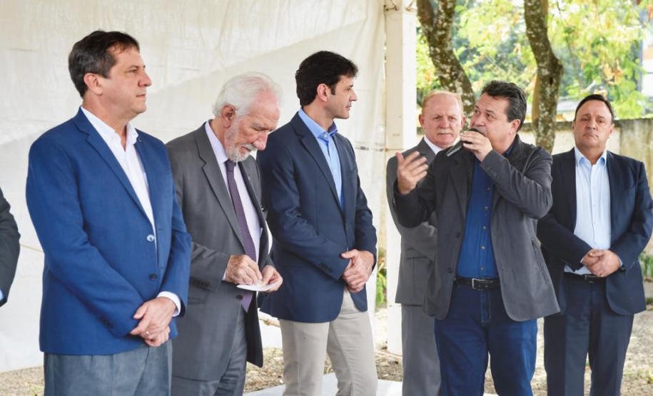 O vice governador do Paraná Darci Piana participou na tarde dessa quarta feira (12), em Foz do Iguaçu, da entrega do Centro de Atendimento ao Turista CAT 1, com área de 165,16 m2, localizado na Avenida das Cataratas Vila Yolanda. O ministro do Turismo Marcelo Álvaro Antonio esteve presente na solenidade. O vice governador Darci Piana falou sobre a entrega da muito comemorada pelo segmento do Turismo na região. Foto: Denis Ferreira Netto/SEDEST