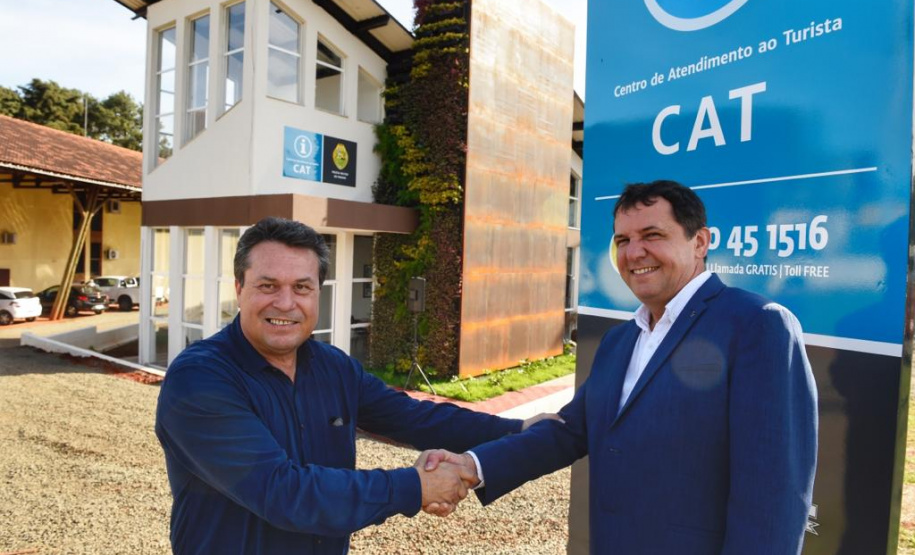 O vice governador do Paraná Darci Piana participou na tarde dessa quarta feira (12), em Foz do Iguaçu, da entrega do Centro de Atendimento ao Turista CAT 1, com área de 165,16 m2, localizado na Avenida das Cataratas Vila Yolanda. O ministro do Turismo Marcelo Álvaro Antonio esteve presente na solenidade. O vice governador Darci Piana falou sobre a entrega da muito comemorada pelo segmento do Turismo na região. Foto: Denis Ferreira Netto/SEDEST