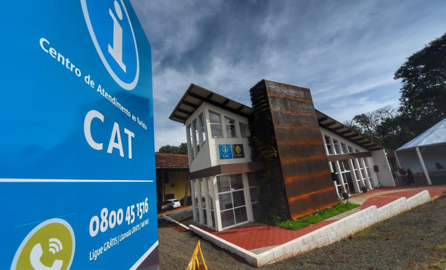 O vice governador do Paraná Darci Piana participou na tarde dessa quarta feira (12), em Foz do Iguaçu, da entrega do Centro de Atendimento ao Turista CAT 1, com área de 165,16 m2, localizado na Avenida das Cataratas Vila Yolanda. O ministro do Turismo Marcelo Álvaro Antonio esteve presente na solenidade. O vice governador Darci Piana falou sobre a entrega da muito comemorada pelo segmento do Turismo na região. Foto: Denis Ferreira Netto/SEDEST