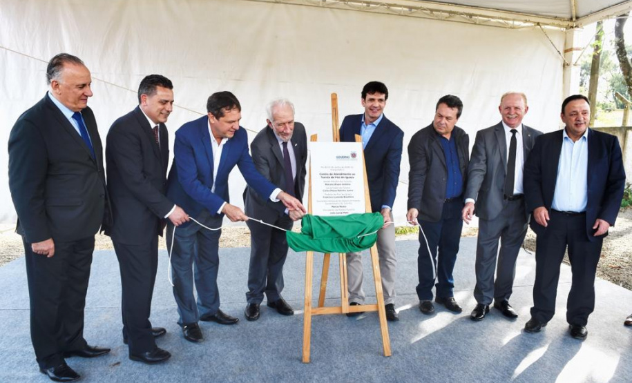 O vice governador do Paraná Darci Piana participou na tarde dessa quarta feira (12), em Foz do Iguaçu, da entrega do Centro de Atendimento ao Turista CAT 1, com área de 165,16 m2, localizado na Avenida das Cataratas Vila Yolanda. O ministro do Turismo Marcelo Álvaro Antonio esteve presente na solenidade. O vice governador Darci Piana falou sobre a entrega da muito comemorada pelo segmento do Turismo na região. Foto: Denis Ferreira Netto/SEDEST