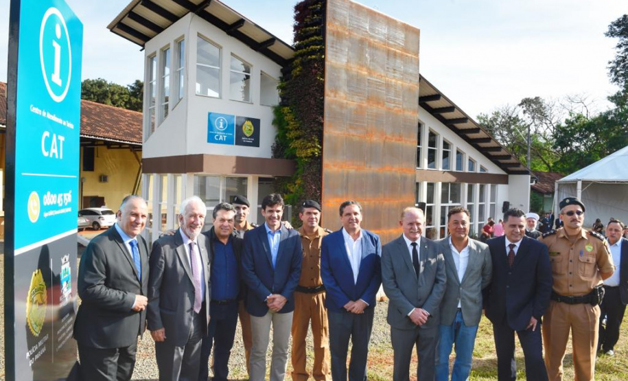 O vice governador do Paraná Darci Piana participou na tarde dessa quarta feira (12), em Foz do Iguaçu, da entrega do Centro de Atendimento ao Turista CAT 1, com área de 165,16 m2, localizado na Avenida das Cataratas Vila Yolanda. O ministro do Turismo Marcelo Álvaro Antonio esteve presente na solenidade. O vice governador Darci Piana falou sobre a entrega da muito comemorada pelo segmento do Turismo na região. Foto: Denis Ferreira Netto/SEDEST