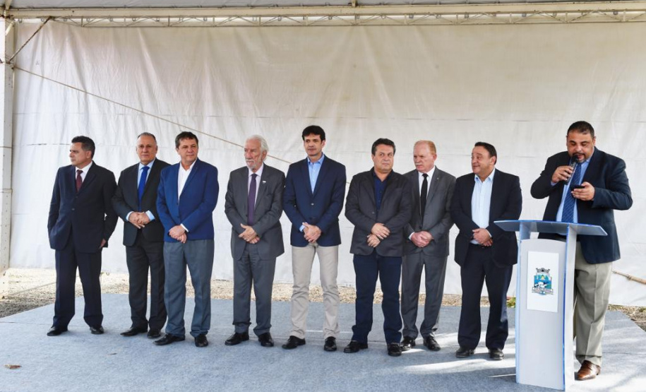 O vice governador do Paraná Darci Piana participou na tarde dessa quarta feira (12), em Foz do Iguaçu, da entrega do Centro de Atendimento ao Turista CAT 1, com área de 165,16 m2, localizado na Avenida das Cataratas Vila Yolanda. O ministro do Turismo Marcelo Álvaro Antonio esteve presente na solenidade. O vice governador Darci Piana falou sobre a entrega da muito comemorada pelo segmento do Turismo na região. Foto: Denis Ferreira Netto/SEDEST