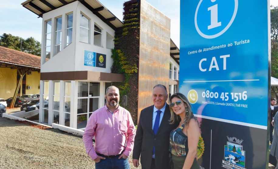 O vice governador do Paraná Darci Piana participou na tarde dessa quarta feira (12), em Foz do Iguaçu, da entrega do Centro de Atendimento ao Turista CAT 1, com área de 165,16 m2, localizado na Avenida das Cataratas Vila Yolanda. O ministro do Turismo Marcelo Álvaro Antonio esteve presente na solenidade. O vice governador Darci Piana falou sobre a entrega da muito comemorada pelo segmento do Turismo na região. Foto: Denis Ferreira Netto/SEDEST