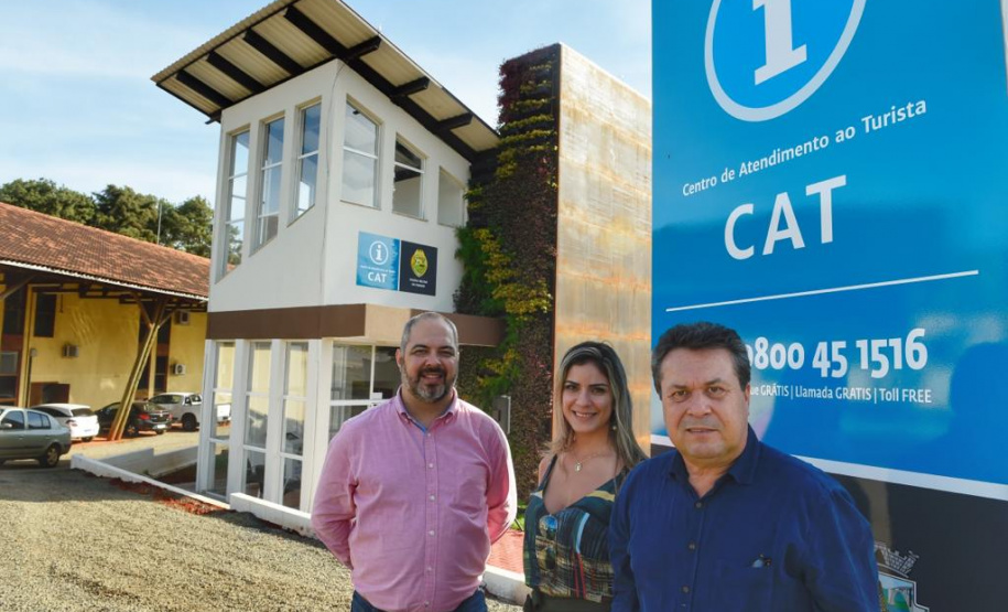 O vice governador do Paraná Darci Piana participou na tarde dessa quarta feira (12), em Foz do Iguaçu, da entrega do Centro de Atendimento ao Turista CAT 1, com área de 165,16 m2, localizado na Avenida das Cataratas Vila Yolanda. O ministro do Turismo Marcelo Álvaro Antonio esteve presente na solenidade. O vice governador Darci Piana falou sobre a entrega da muito comemorada pelo segmento do Turismo na região. Foto: Denis Ferreira Netto/SEDEST