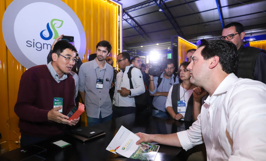 O governador Carlos Massa Ratinho Junior esteve nesta quarta-feira (12) na Digital Agro 2019, em Carambeí, nos Campos Gerais. O evento apresenta e discute as principais novidades tecnológicas para o agronegócio, como a digitalização do campo, automação, robótica, internet das coisas e Big Data. Foto: Rodrigo Felix Leal/ANPr