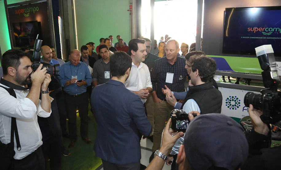 O governador Carlos Massa Ratinho Junior esteve nesta quarta-feira (12) na Digital Agro 2019, em Carambeí, nos Campos Gerais. O evento apresenta e discute as principais novidades tecnológicas para o agronegócio, como a digitalização do campo, automação, robótica, internet das coisas e Big Data. FotoJaelson Lucas/ANPr