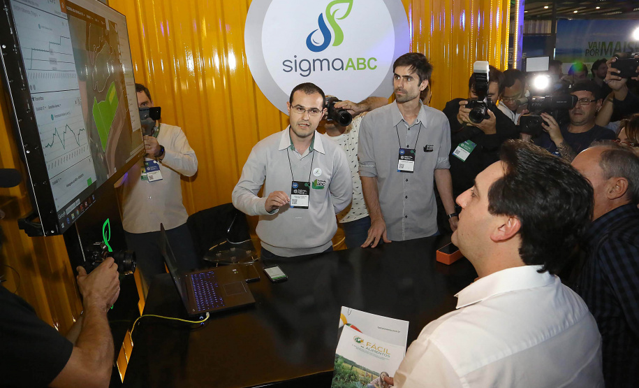 O governador Carlos Massa Ratinho Junior esteve nesta quarta-feira (12) na Digital Agro 2019, em Carambeí, nos Campos Gerais. O evento apresenta e discute as principais novidades tecnológicas para o agronegócio, como a digitalização do campo, automação, robótica, internet das coisas e Big Data. FotoJaelson Lucas/ANPr
