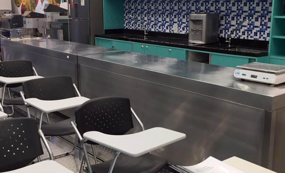 A Secretaria de Estado da Justiça, Família e Trabalho escolheu o bairro Uberaba para ser o primeiro de Curitiba a receber o projeto Carretas do Conhecimento, realizado em parceria com a Volkswagen e o Senai/PR. A partir de julho, o programa percorrerá o Estado com carretas adaptadas e com infraestrutura completa para qualificação profissional. Serão oito veículos, um deles para atender a Capital.  -  Curitiba, 13/06/2019  -  Foto: Divulgação SEJUF