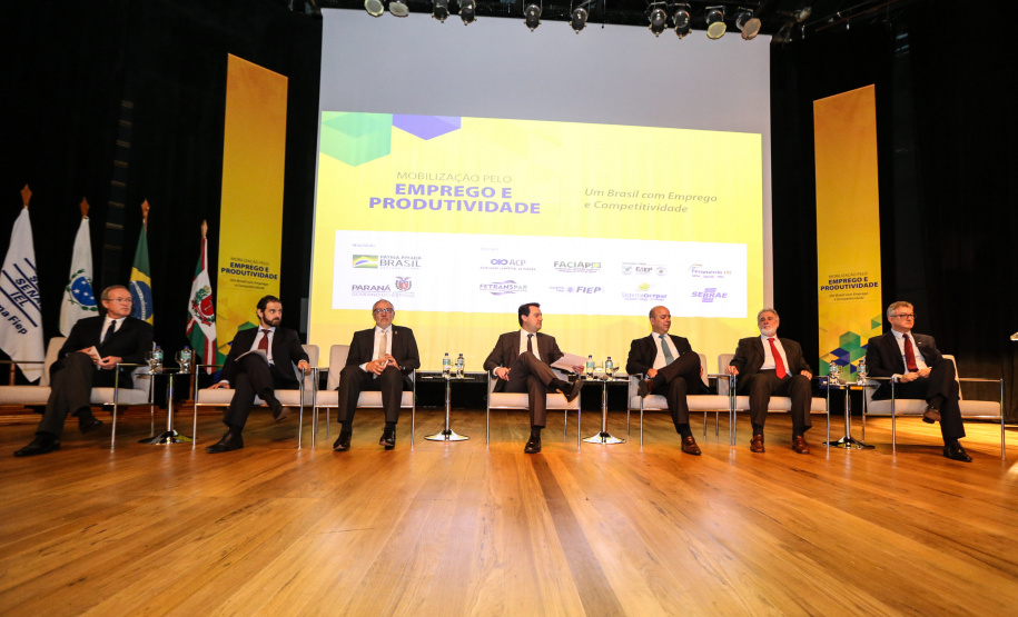O governador Carlos Massa Ratinho Junior participou nesta quinta-feira (13), no auditório da Federação das Indústrias do Estado do Paraná (Fiep), do lançamento do programa Mobilização pelo Emprego e Produtividade para Todos.  -  Curitiba, 13/11/2019  -  Foto: Geraldo Bubniak/ANPr