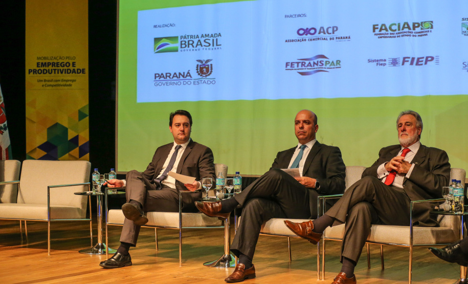O governador Carlos Massa Ratinho Junior participou nesta quinta-feira (13), no auditório da Federação das Indústrias do Estado do Paraná (Fiep), do lançamento do programa Mobilização pelo Emprego e Produtividade para Todos.  -  Curitiba, 13/11/2019  -  Foto: Geraldo Bubniak/ANPr