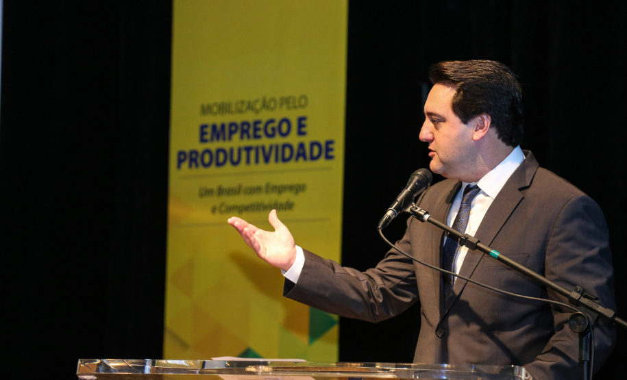 O governador Carlos Massa Ratinho Junior participou nesta quinta-feira (13), no auditório da Federação das Indústrias do Estado do Paraná (Fiep), do lançamento do programa Mobilização pelo Emprego e Produtividade para Todos.  -  Curitiba, 13/11/2019  -  Foto: Geraldo Bubniak/ANPr