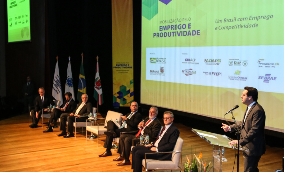 O governador Carlos Massa Ratinho Junior participou nesta quinta-feira (13), no auditório da Federação das Indústrias do Estado do Paraná (Fiep), do lançamento do programa Mobilização pelo Emprego e Produtividade para Todos.  -  Curitiba, 13/11/2019  -  Foto: Geraldo Bubniak/ANPr