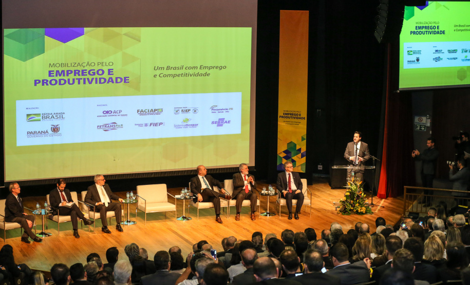 O governador Carlos Massa Ratinho Junior participou nesta quinta-feira (13), no auditório da Federação das Indústrias do Estado do Paraná (Fiep), do lançamento do programa Mobilização pelo Emprego e Produtividade para Todos.  -  Curitiba, 13/11/2019  -  Foto: Geraldo Bubniak/ANPr