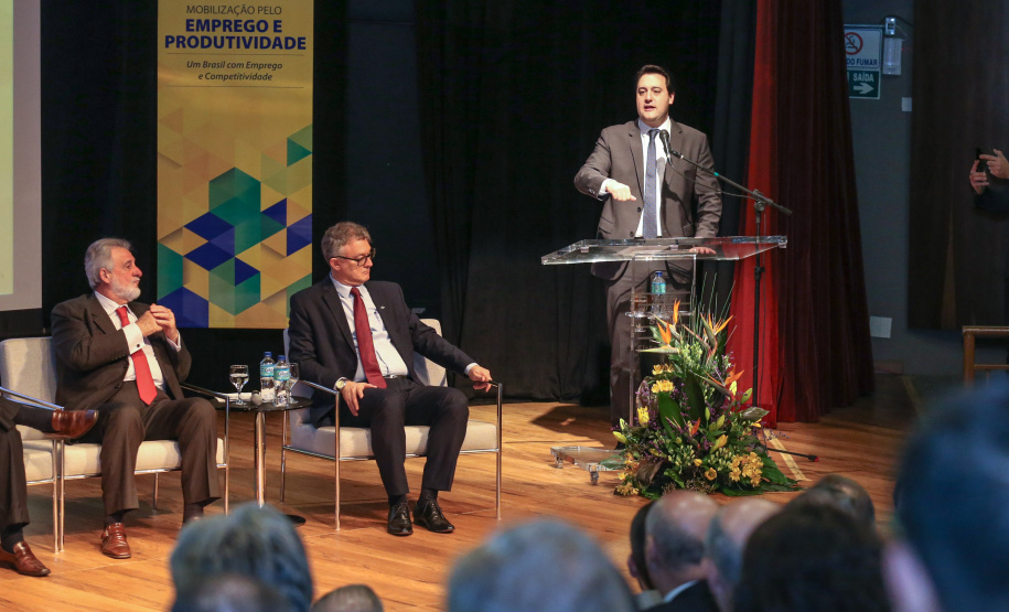 O governador Carlos Massa Ratinho Junior participou nesta quinta-feira (13), no auditório da Federação das Indústrias do Estado do Paraná (Fiep), do lançamento do programa Mobilização pelo Emprego e Produtividade para Todos.  -  Curitiba, 13/11/2019  -  Foto: Geraldo Bubniak/ANPr