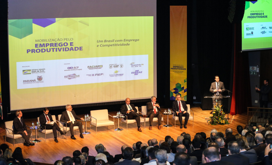 O governador Carlos Massa Ratinho Junior participou nesta quinta-feira (13), no auditório da Federação das Indústrias do Estado do Paraná (Fiep), do lançamento do programa Mobilização pelo Emprego e Produtividade para Todos.  -  Curitiba, 13/11/2019  -  Foto: Geraldo Bubniak/ANPr