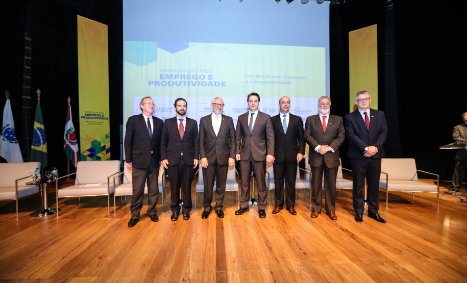 O governador Carlos Massa Ratinho Junior participou nesta quinta-feira (13), no auditório da Federação das Indústrias do Estado do Paraná (Fiep), do lançamento do programa Mobilização pelo Emprego e Produtividade para Todos.  -  Curitiba, 13/11/2019  -  Foto: Geraldo Bubniak/ANPr