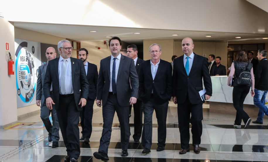 O governador Carlos Massa Ratinho Junior participou nesta quinta-feira (13), no auditório da Federação das Indústrias do Estado do Paraná (Fiep), do lançamento do programa Mobilização pelo Emprego e Produtividade para Todos.  -  Curitiba, 13/11/2019  -  Foto: Geraldo Bubniak/ANPr