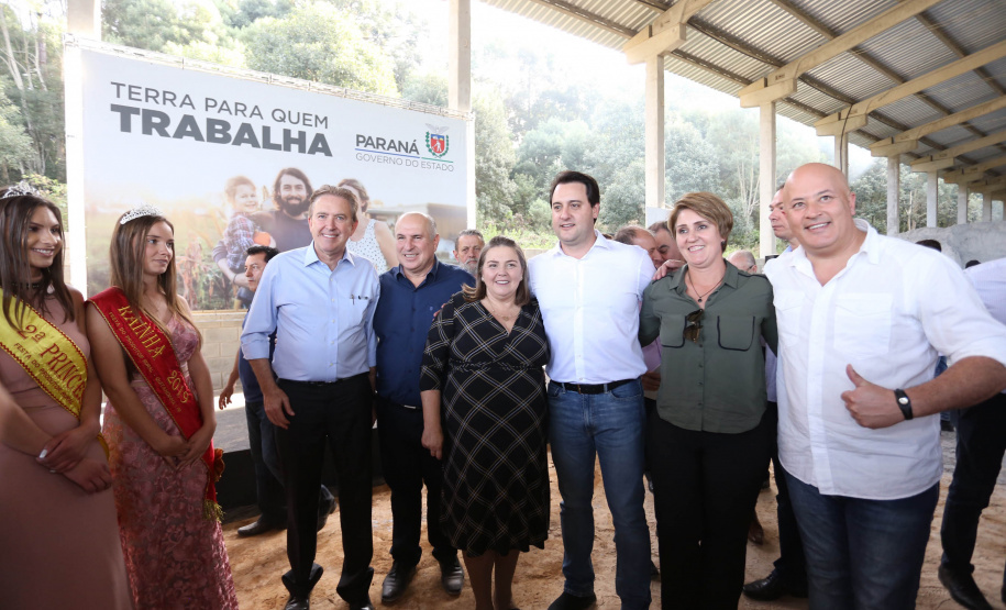 Governador Carlos Massa Ratinho Junior, durante solenidade realizada no município de Quitandinha, na Região Metropolitana de Curitiba, entregou títulos de regularização fundiária para 59 pequenos produtores rurais e confirmou recursos para a prefeitura adquirir equipamento rodoviário e veículo para uso na administração  -  Quitandinha, 13/06/2019  -  Foto: José Fernando Ogura/ANPr
